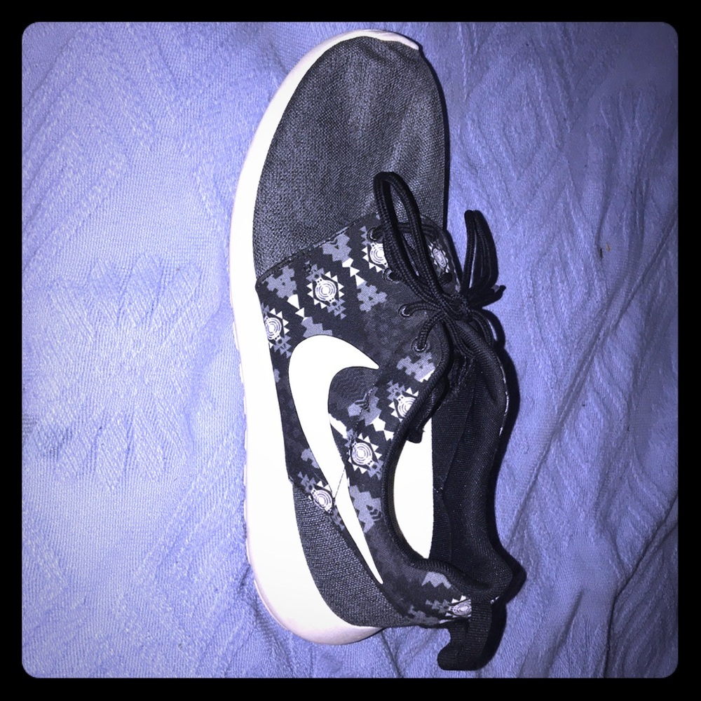 Nike Roshe tribal